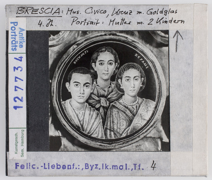 Vorschaubild Muttr (Galla Placidia) und Kinder, Kreuz, 4. Jhd., Brescia, Museo Civico Diasammlung